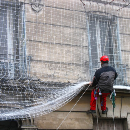 Pose de filet sur façade de bâtiment ancien en prévision de travaux de couverture