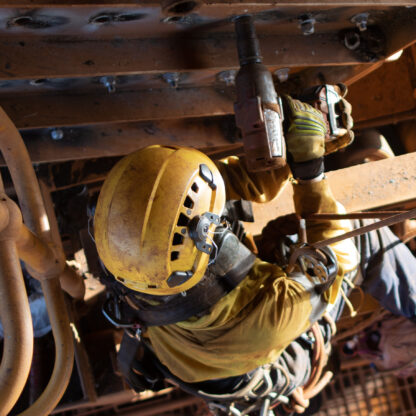 Resserrage des boulons sur corde dans une structure métallqiue