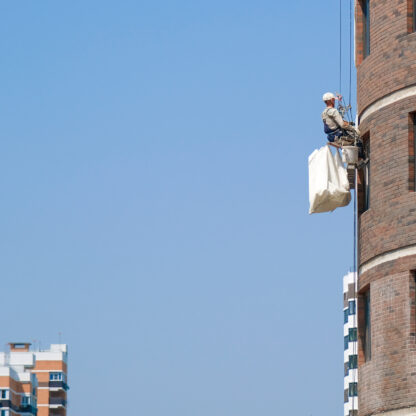 Purge d'éléments instables sur façade de bâtiment
