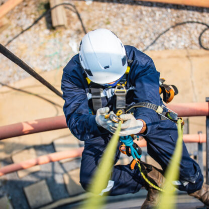 Accès sur corde sur le flanc d'un silo