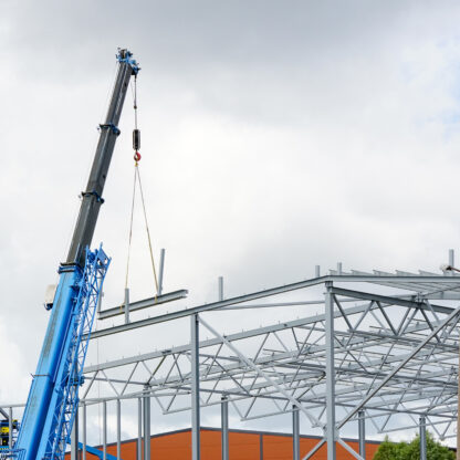 Montage de charpente métallique par grue de levage, accès sur nacelle