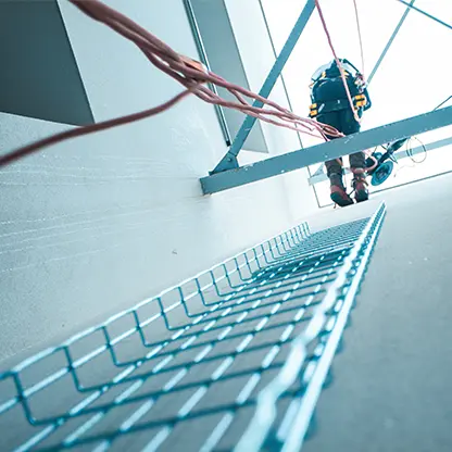 Pose de chemin de câbles en accès difficile 