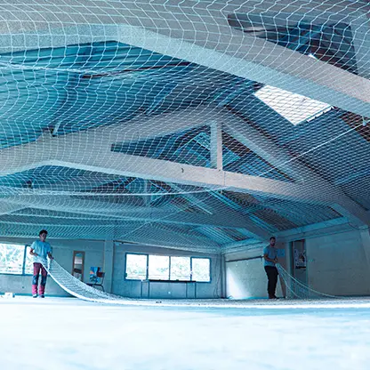 Installation de filets en prévention des travaux en toiture.