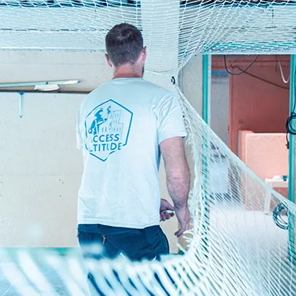 Pose de filet en protection collective sur chantier de construction