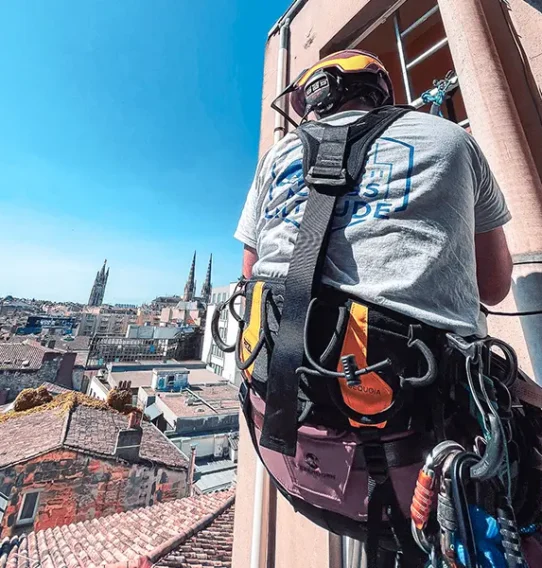 Pose de groupe climatiseur sur corde