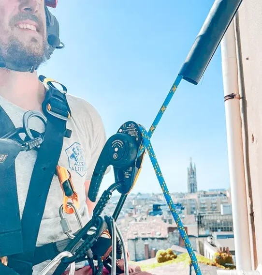 Pose de groupe climatiseur sur corde