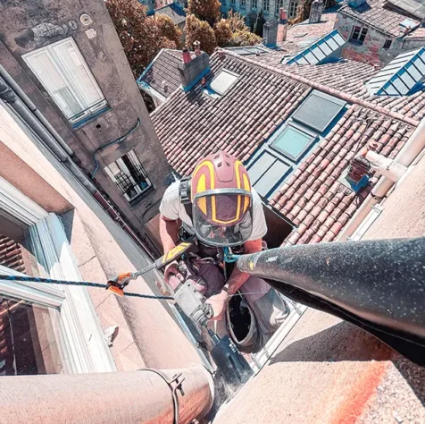 Pose de groupe climatiseur sur corde