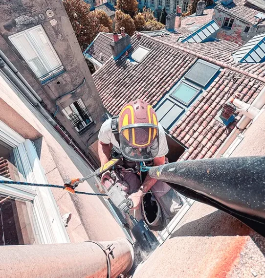 Pose de groupe climatiseur sur corde