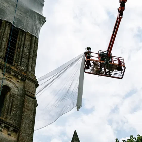 Pose de filets sur une église en Gironde