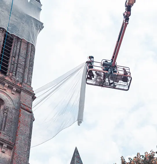 Pose de filets sur une église en Gironde