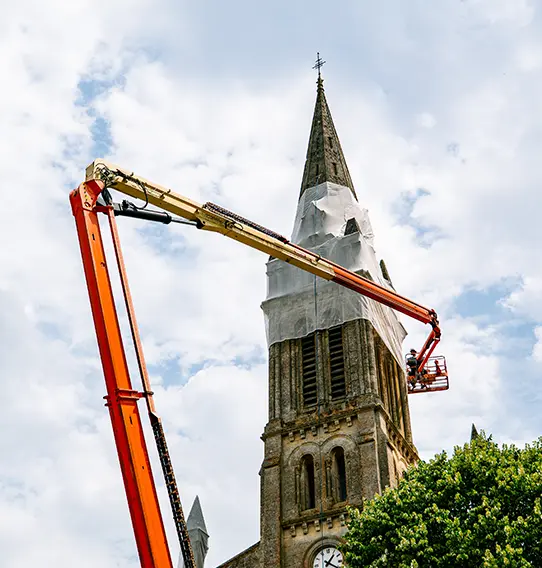 Pose de filets sur une église en Gironde