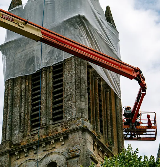 Pose de filets sur une église en Gironde