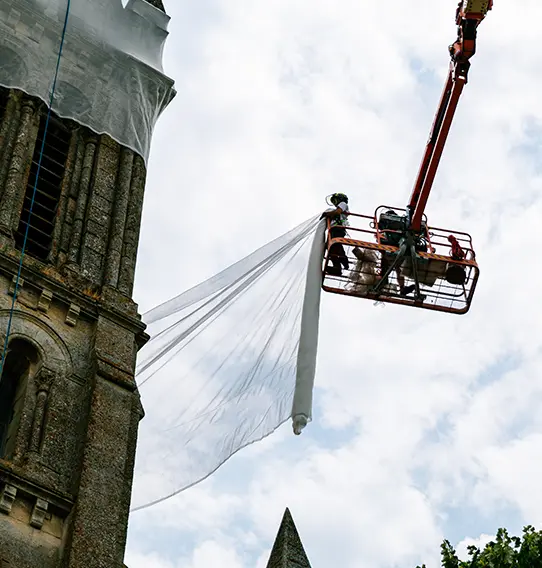 Pose de filets sur une église en Gironde