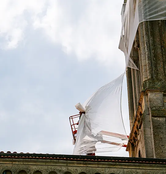 Pose de filets sur une église en Gironde