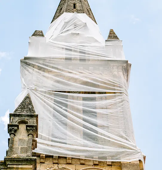 Pose de filets sur une église en Gironde