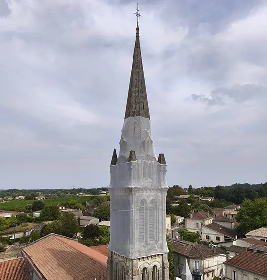 Pose de filets sur une église en Gironde