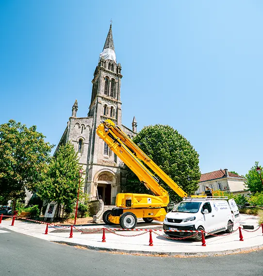 Pose de filets sur une église en Gironde