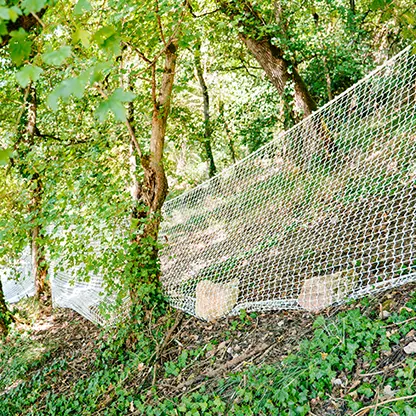 Pose de filets écran en bas de falaise.