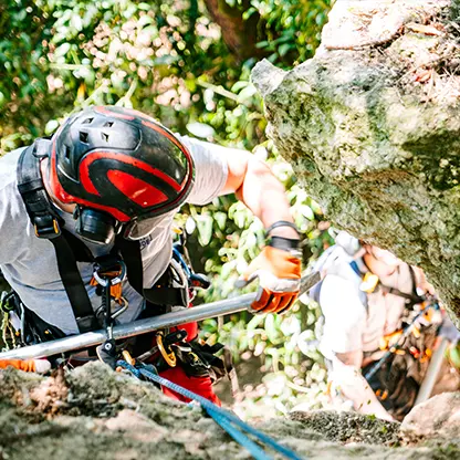 Purge des éléments instables sur une falaise à Agen.